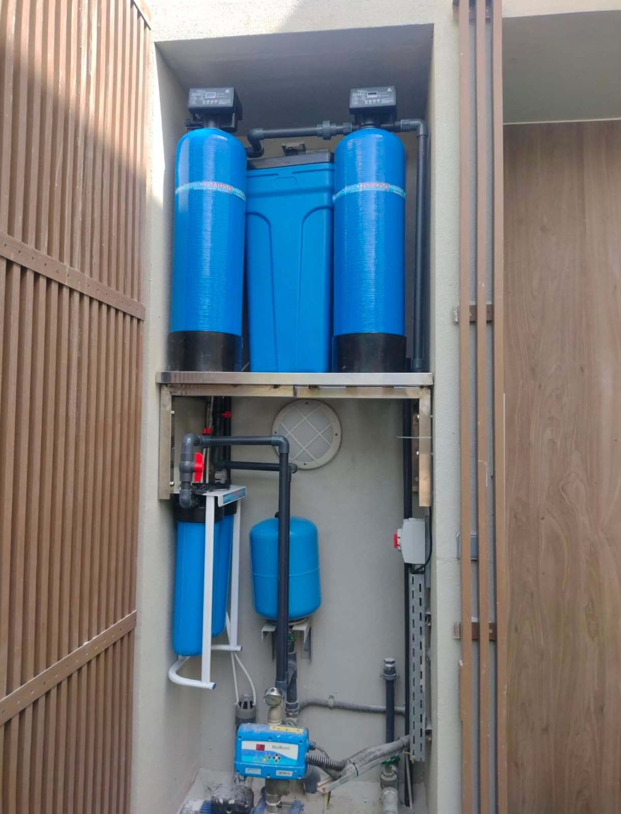 Whole-house water treatment installation with twin osmosis vessels, softener, pressure vessel and booster pump